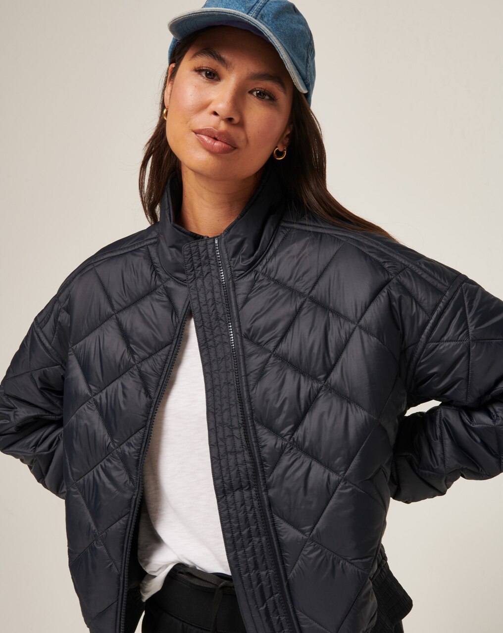 TravisMathew Women's Lights At Night Quilted Jacket in Obsidian, XL