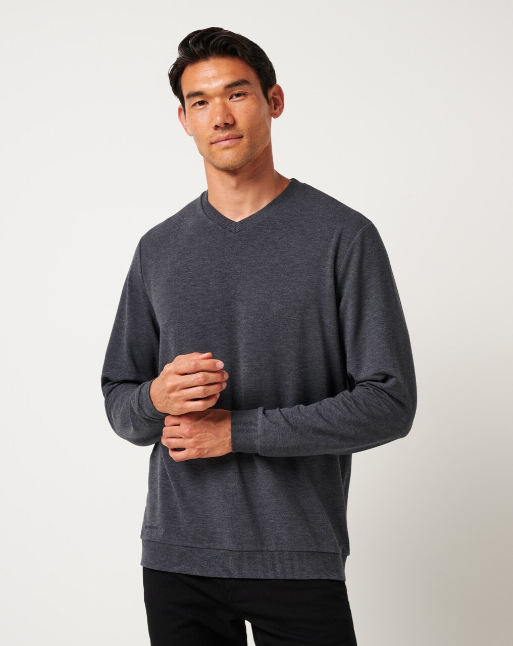 AMENITIES V-NECK CREW 0